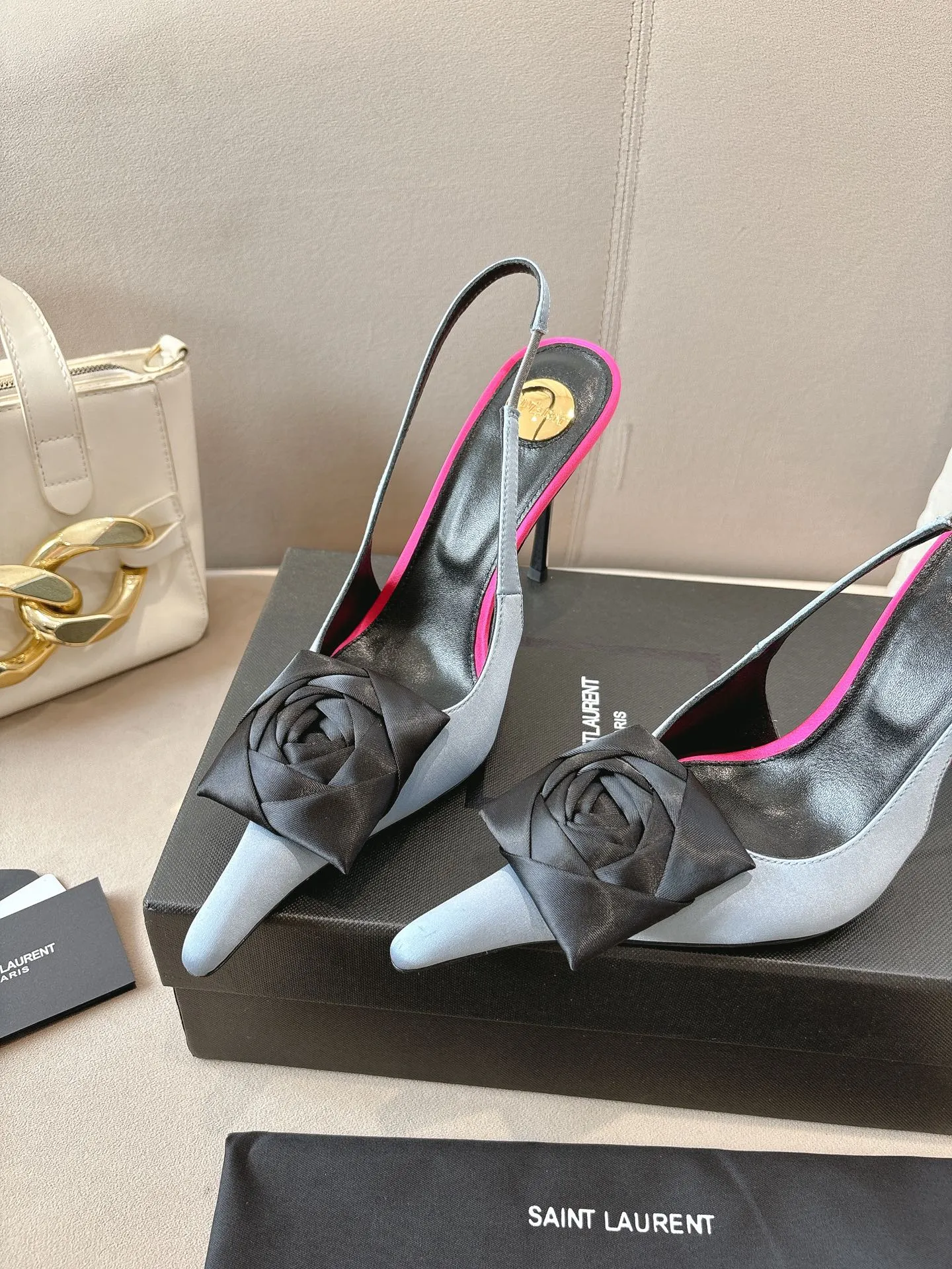 👟👟Ex-factory price 680👟👟 Saint Laurent ysl 25ss/autumn and winter ready-to-wear flower series catwalk style high heels. The toe and contrasting color design make the final effect quite impressive. The different colors are also very beautiful. Straight heels, curved heels, with flowers, and without flowers can be selected. Only YSL understands women’s hearts best and does not accept refutation. It is a super invincible feminine artifact, a must-have for women (z-brand full-body customization, own molded hardware accessories, perfect consistency) ✔ Upper: imported cow patent leather ✔ Inner lining: imported 🐑 goat leather ✔ Sole: imported genuine leather outsole ✔ Heel height: 10.5cm ✔ Size: 36-39 (40, 41, 42 can be customized and non-returnable) Flower style (full set of packaging)